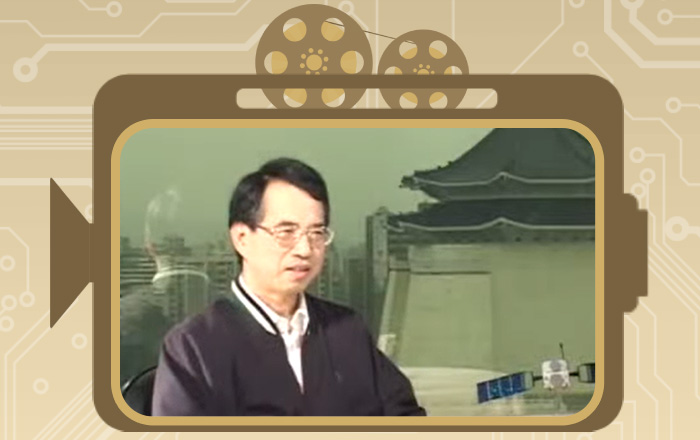 921時任中華電信總經理的呂學錦說：那一場大地震，在凌晨1:47發生。我一個一個打電話，把所有的副總都叫起來，要他們去瞭解，各個地方有什麼樣的災情，陸續回報……. 1999年9月21日的那場大地震，不僅造成許多生命消逝、家園毀壞，電信設備受到史無前例的重創、中部地區通訊大中斷。中華電信第一時間、連夜趕到達災區勘查，為了讓通訊恢復，以及救災工作順利進行，全體動員、傾全力搶修！ 這集老時光要帶大家來看～當時921受災地區，中華電信南投地區最重要的市話交換機房兼彙接局（南投營運處中央交換機房），整棟機房建築震到傾斜45cm、牆壁破洞、鋼筋裸露，電信設備完全當機斷訊的狀況下，台中地區可以在隔天一早7點就全部恢復通訊，南投、東勢及草嶺等重災地區，也在最短時間就能通訊，達成不可能的任務。不管是在機房、還是深入災區的電信英雄們，是如何因應搶修、重建通訊系統的呢？ 謹以本片 向921電信英雄 致敬 ---精彩回顧--- 921大地震，浩劫重建的電信英雄！ 災難時的「打電話」應急辦法？ 為了報一聲平安 萬般困難也要克服！