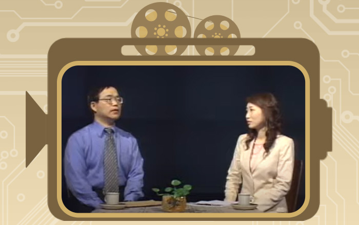 【電信老時光】系列影片是我們從中華電信的文物庫房箱底翻找出來的，是中華電信員工在20年前（2005年間）用VCD設備與技術攝錄下來的。雖然畫質不好、音軌也多有損毀，但是我們還是決定以盡量保留原貌的方式剪輯重製、公諸於世，因為我們知道，這些珍貴的早期台灣電信影像，現在不做，這個世界上就再也沒有了….. 921大地震，時任中華電信中區分公司網路處處長的謝繼茂說：我們整夜都沒有睡覺，看每個地方回報回來的災情，有的是停電、有的是油機沒辦法發動、有的是光纖斷了….我們就開始招集人馬，把我們的整個電信搶修隊組合起來。 中華電信在第一時間前進南投重災區，跟台北的救災指揮中心用衛星電話建立熱線，對整個921救災過程，意義重大。 電信搶修同仁想方設法，就地利用未損壞的公用電話、民眾家中沒壞的電話線路拉出來、或緊急搭設臨時電話線路…等，讓災民可以向外聯絡、跟親友報平安。 搶修通信設備的同時，也推出一系列關懷措施：免費市內電話報平安、各項電信業務減免措施…等，並第一時間提供中央及地方政府救災指揮中心通訊設備，讓各方救災人員能聯繫使用，加快救援腳步。 這集老時光要帶大家來看～當時921所造成電信設備毀損、通訊斷訊，電信英雄們是如何在第一時間掌控災區狀況、迅速應變搶修、重建通訊系統，不讓災區成通訊孤島的過程。 謹以本片 向921電信英雄 致敬