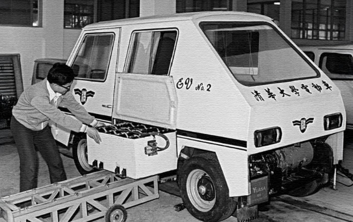 彼時的歷史 1977年10月8日，台灣第一批由清華大學研發自製的電動車，就是交給電信局及郵局做公務車用。 現在全球電動車技術成熟，銷售強勁成長，預估2025年電動車市佔率將達25%以上(IEA 2025 Global EV Outlook)，公司行號或私家車開用電動車好像沒什麼了不起。但在我們很多讀者都還沒出生的50年前台灣，絕對是件非常轟動的大事！ 1977年的今天，由當時行政院院長蔣經國先生，將3 輛「清華三號」交車給交通部電信總局、8輛「清華四號」給郵局，在台北國父紀念館前舉行交車典禮及試車儀式，受到國內外媒體爭相報導及社會大眾熱烈討論，是當年電動車技術領先全球的台灣驕傲！ 時任行政院院長蔣經國試車 台灣，咱的主場 1970 年代全球石油危機，原油價格不斷飆漲，台灣為了降低對石油的依賴、解決當年汽車還會排出黑煙所造成的空氣汙染，1971 年，國立清華大學校長徐賢修先生，決定率先推動電動車研發，感召任職於美國通用汽車的毛高文先生，放棄高薪，回台擔任清大工學院院長，帶領台灣當年最頂流的化學工程、動力機械、材料工程、電力機械、工業工程等領域教授、博士班/碩士生及 15 位專任技術人員，日以繼夜投入電動車研發工作。 台灣果然是世界最強科技人才島 不到短短2年就有了初步的成功！1973年9 月1日，在清華大學完成試車；1974 年 10 月 15 日，台灣第一台電動車「清華一號」首航，鉛酸電池、引擎發電機供應電力馬達，時速 60 公里、續航力100 公里，雖然車子過重（空車1,555 公斤），但從新竹走縱貫線，歷經2個小時，倒也不負眾望成功抵達台北目的地，即便還無法實際量產及上路商用，但在台灣人才剛剛能吃飽漸豐的50年前，已足以令人振奮！ 時任清大工學院院長毛高文（右）與電動車合影 1974 年，「清華一號」首航圓滿成功，大大提振了清大研發團隊士氣，再接再厲研發「清華二號」，不只時速（90公里）及續航力（160公里）都提高到快2倍（90公里、160公里），車身改用玻璃纖維，重量大幅降到900公斤，開啟了台灣電動車有機會能上路商用的扉頁。 1975 年，行政院國家科學委員會（國科會）邀集相關單位成立「電動車推動發展委員會」，委託清華大學，以「清華一、二號」為原型，研製能夠提供電信（檢修）及郵政（送信）的電動車，以下摘要合約有關郵電公務電動車研製內容：有興趣的可以放大看下段文末的文獻哦😊 在台灣電力公司及國科會支援下，清大曾研製成功電動國民車「清華一號」與「清華二號」，性能良好，已具備生產之基本條件。但在未設廠之前，尚必須製造若干試驗性車輛，考驗原有設計，改進工程缺失，評估經濟效益，方可使產品更臻完善，成為可以大量生產之最後雛形。電信、郵政兩局(以下簡稱兩局)鑒於電動車事業，符合國家當前需要，值得鼓勵發展，且清華一、二號之性能亦符合郵政遞件及電話檢修公務車之需要…………..國科會電動車推動發展委員會委託清大成立電動車小組，負責執行郵電用電動車研製計畫………研製郵電用電動車基本規格，製造數量經費數額，交車進度及期限，研製及試驗程序等等各項規定均應根據「交通部電信總局、郵電總局採購行政院國家科學委員會研製郵電用電動車合約」中有關規定執行……….每批研製車輛交付兩局(交通部電信總局、郵電總局)後三個月內，清大負責整理編製該批車輛之生產成本會計報告，函送國科會和轉兩局。 國科會委託清大研製郵電用電動車之計畫合約 咱的打拼 1977年10月8日，台灣第一批交車給電信局及郵局的國產公務電動車–3 輛「清華三號」給交通部電信總局、6 輛「清華四號」給郵政總局。電動馬達為直流串聯式，4人座、載重 200 公斤，時速75 公里，每輛新臺幣 16 萬 8,510 元。 電信局公務電動車（清華三號）使用於到民眾家裝電話機及檢查修理電話線路，平均每部車每天約行駛 40 公里，載重200 公斤；郵局公務電動車（清華四號）使用於收信送信，每班次行駛約 15 公里，每日三班計行駛 45 公里，載重100公斤。 電信局–清華三號、郵局–清華四號（交車典禮） 然，郵電公務電動車正式上路行駛後，沒想到重重考驗，使用單位表示行駛里程短、充電時間長、電池易老化，以及載重量有限等待改善外，郵局開的「清華四號」還發生過電瓶爆破起火、電瓶過重，剎車不良、機械及控制系統時常故障，以及充電或使用時電流過高、馬達密度不夠，以致絕緣不良而大量漏電….等狀況。 電動車上路行駛後的使用狀況 1988 年，清華電動車持續開發到第八代，在面臨電池性能未能配合、成本過高、品管能力等條件限制，研製工作被迫終結。 然而，雖然失敗了，但這段清大電動車研製也替台灣帶來「以複合材料減輕車體重量」、「穩定的控制系統」、「電池密度與效能」等領先技術；務實、對症下藥、要求細節及效率的工程師性格及思維，連帶開啟台灣「工程師治國」的輝煌時代(1980-1990)，創造了舉世矚目的台灣經濟奇蹟，躍居亞洲四小龍之首。 電動車車型報導（1980年） 電動車報導（1982年8月創刊號） 謹以本電子報 向台灣工程師 致敬