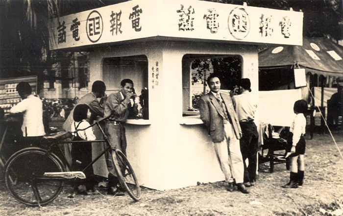 你有聽過台灣省運動會嗎? 戰後台灣省行政長官公署為了「反共復興大業」，推行體育運動以強健人民體魄，1946年由警備總司令部開辦首屆「台灣省運動會」，直到1973年，共舉行了28屆，由各縣市輪流辦理。（1974－1998年起改名為「台灣區運動會」） 自1949年起，台灣省運動會定期於每年的光復節（10月25日）舉辦。各縣市及鄉鎮在前半年，就會開始各級地方運動會、層層選拔要派出參賽的選手。1950－1970年，省運會是雙十國慶遊行外，台灣最為盛大的全民定期活動，參加群眾踴躍，吸引國內外記者來捕捉賽事精采畫面。 圖為1955年辦在台北市的省運會，台北電信局為供各通訊社發佈新聞及選手通訊，臨時設置的木造「電報/電話亭」，牆上手寫「市內電話、免費使用」，亭內備有電傳打字機（電報要付費），旁邊的腳踏車就是報差用來往返台北電信局收送電報（再轉往各地）的交通工具。