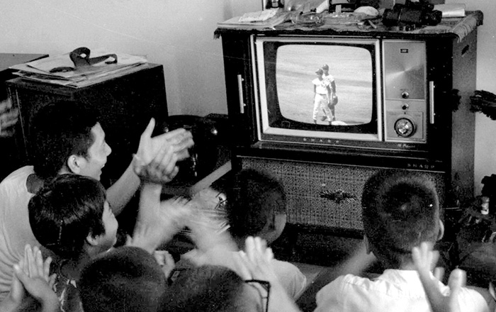 五年級以上的台灣人，應該都還記得那個～一大群人，徹夜守在12吋黑白電視機前，一起為台灣加油吶喊的熱血記憶吧！ 民國58年12月28日，台灣第一座衛星地面電台於陽明山正式啟用，轉播台灣首度由金龍少棒隊參賽的威廉波特世界少棒賽、以及民國59年起的七虎少棒隊、巨人少棒隊等台灣連獲世界冠軍、揚威國際的榮光時刻～還有阿波羅十二及十四號登陸月球、世界萬國博覽會、聯合國大會…等讓台灣能看見世界的國際節目轉播，都是來自於這座天線。 圖為民國59年7月27日，中華少棒隊對菲律賓的太平洋少棒賽，中華隊以一支全壘打首開紀錄，民眾雀躍歡呼的歷史畫面。