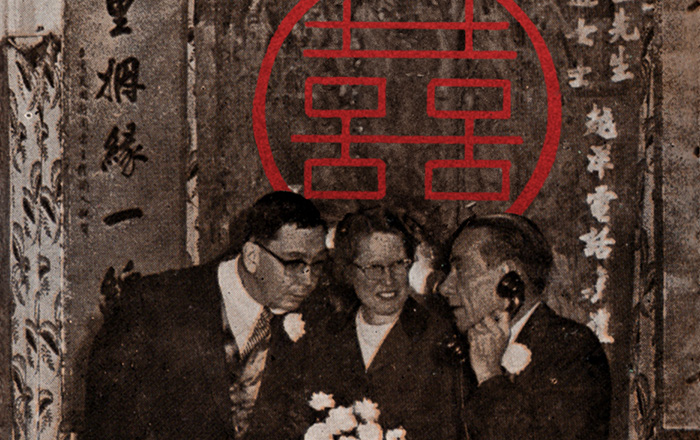 圖為1959年（民國48年），美國在台新聞處的賀德生先生，用中美國際長途電 話，與美國的哈德遜女士完成結婚儀式。這場台灣電信史上首次用電信業務為 人牽線的「越洋電話婚禮」囍事，轟動中外媒體爭相報導。
