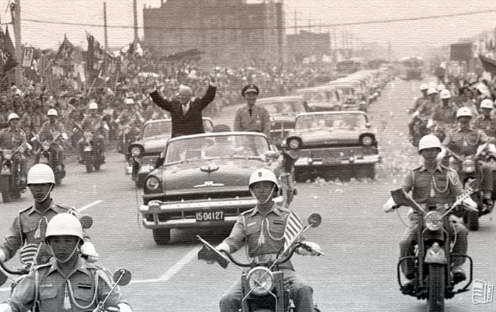 1960年6月，正值冷戰局勢緊繃，台灣剛挺過1954年與1958年（八二三砲戰）兩次台海危機。當時的美國總統艾森豪（Dwight D. Eisenhower），這位二戰期間的歐洲盟軍最高指揮官、西點軍校出身的五星上將，決定展開一場「遠東之旅」。這場訪問計畫橫跨菲律賓、台灣、琉球、韓國與日本，雖然日本行程因反美聲浪最終取消，但台灣成為了最具象徵意義的一站。